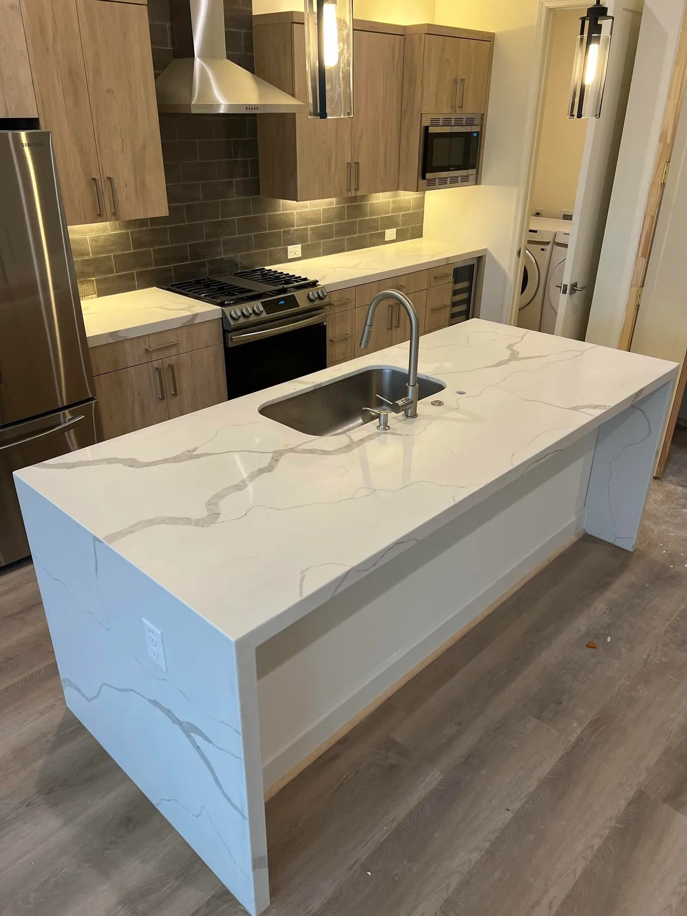 Marble console sink with a shaped backsplash — Bathroom