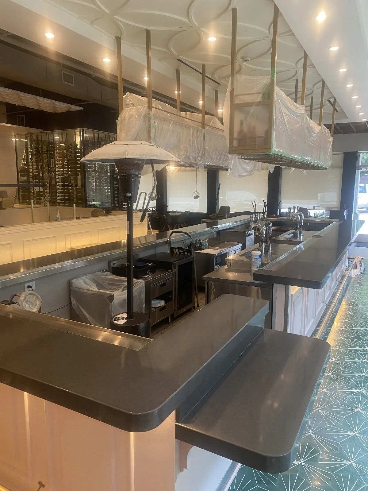 Quartz bar and back-counter — Commercial