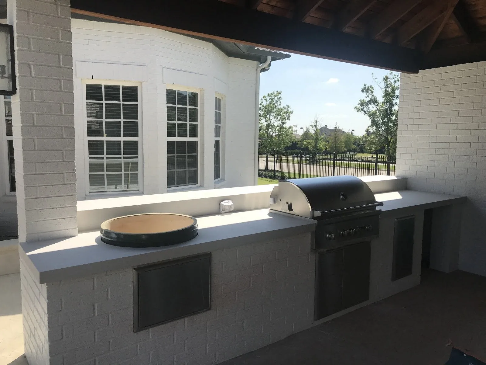 Grey quartz outdoor counters with a raised bar ledge